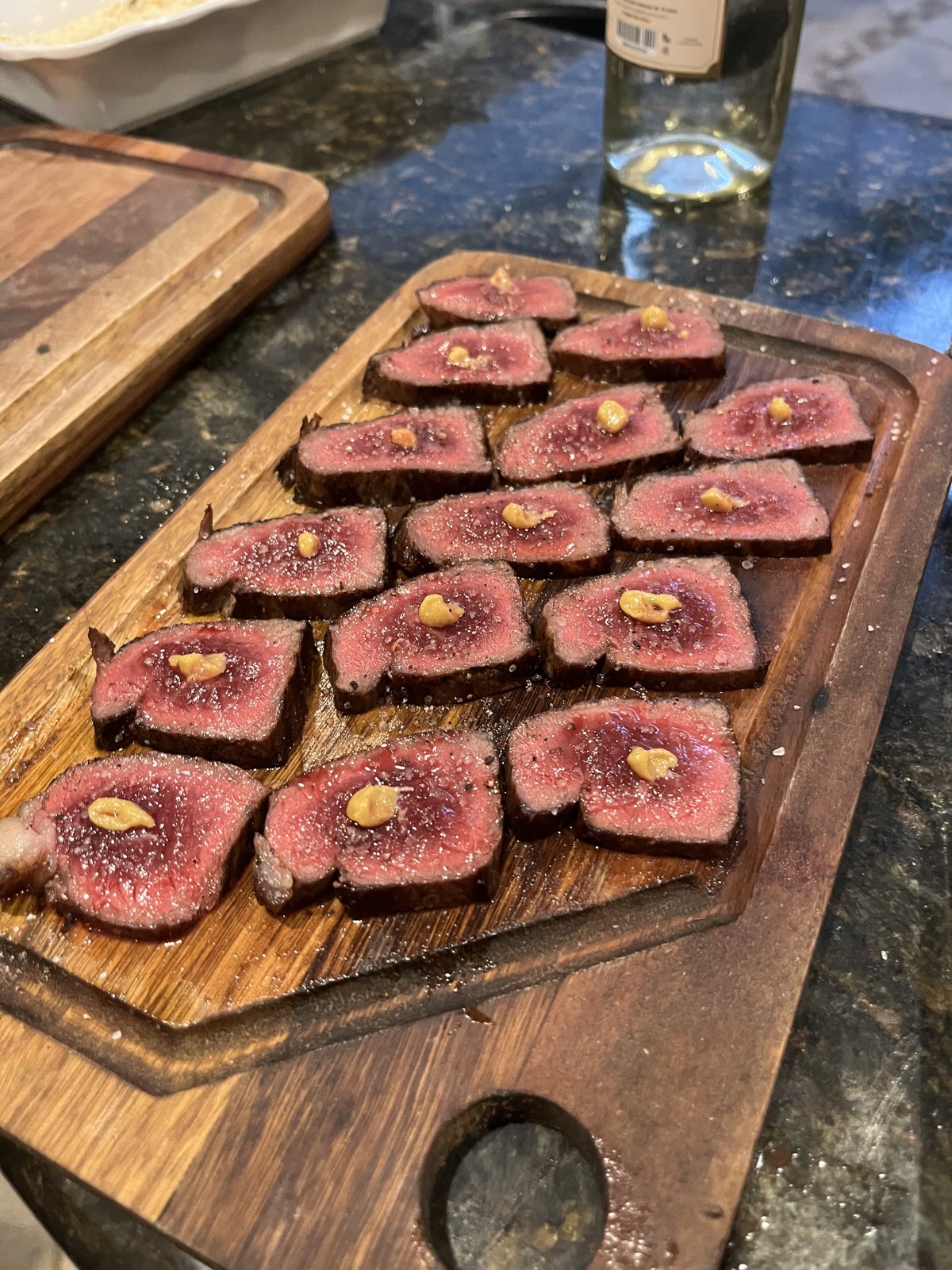 Bruschetas de carne mal passada com mostarda servidas em evento