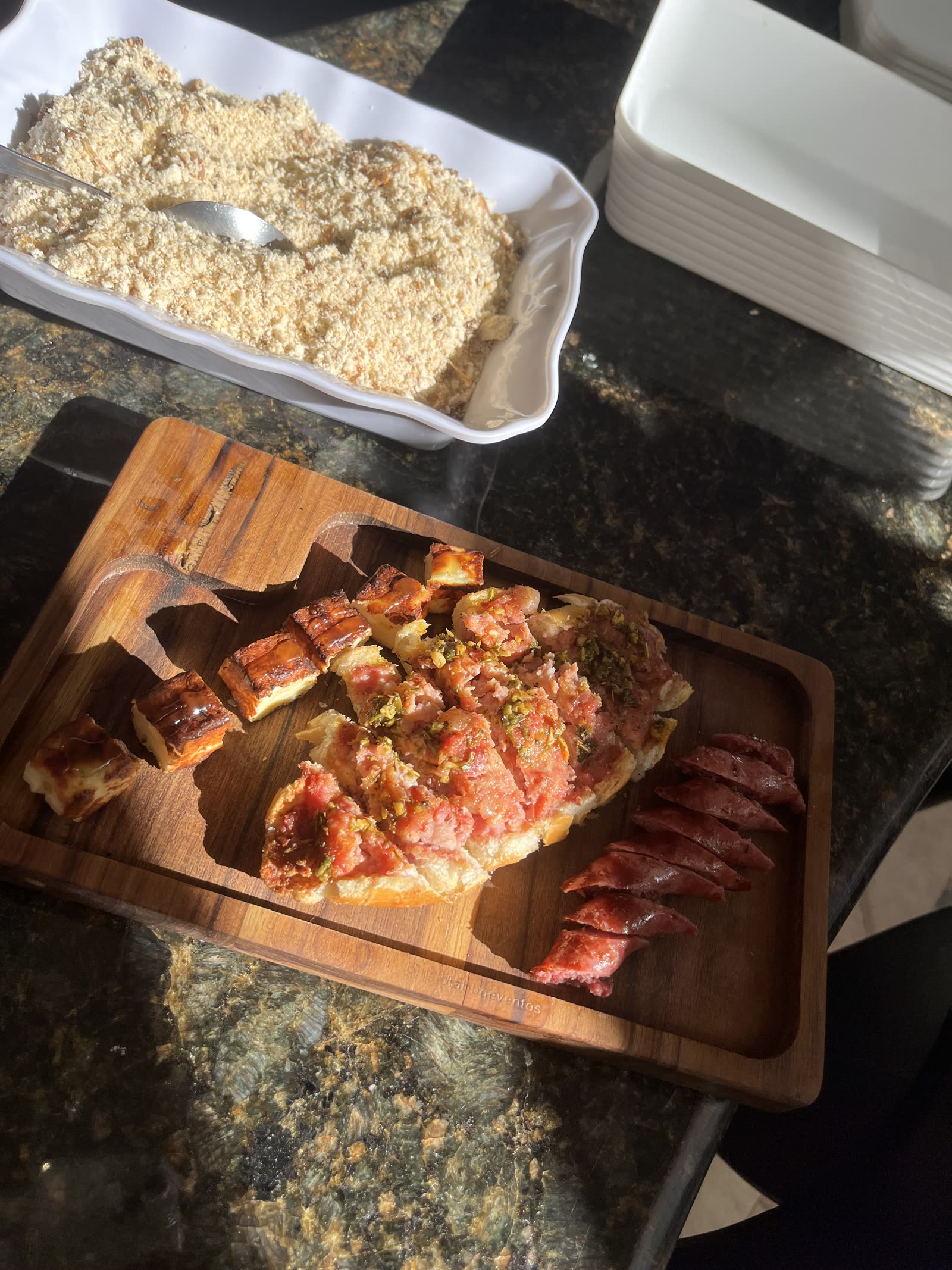 Bruschetas de carne com farofa servidas como entrada em evento