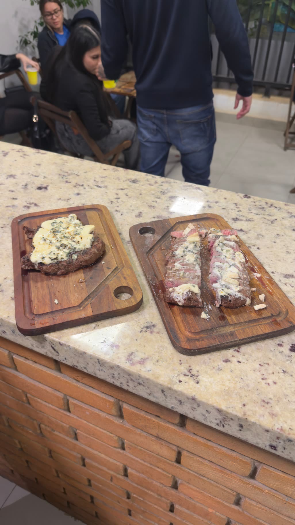 Bifes de ancho com gorgonzola gratinado servidos em tábuas
