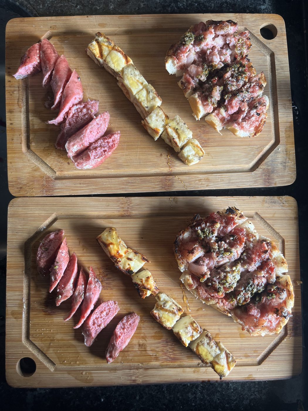 Tábuas de couvert com linguiça, queijo coalho e pão de alho